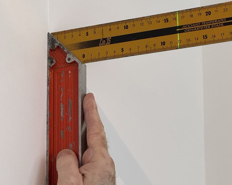 בדיקת ניצבות קירות בעזרת קו לייזר